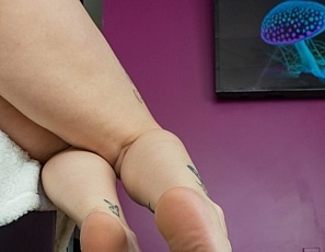 lana_luv_uses_her_flexible_toes_to_make_you_cum